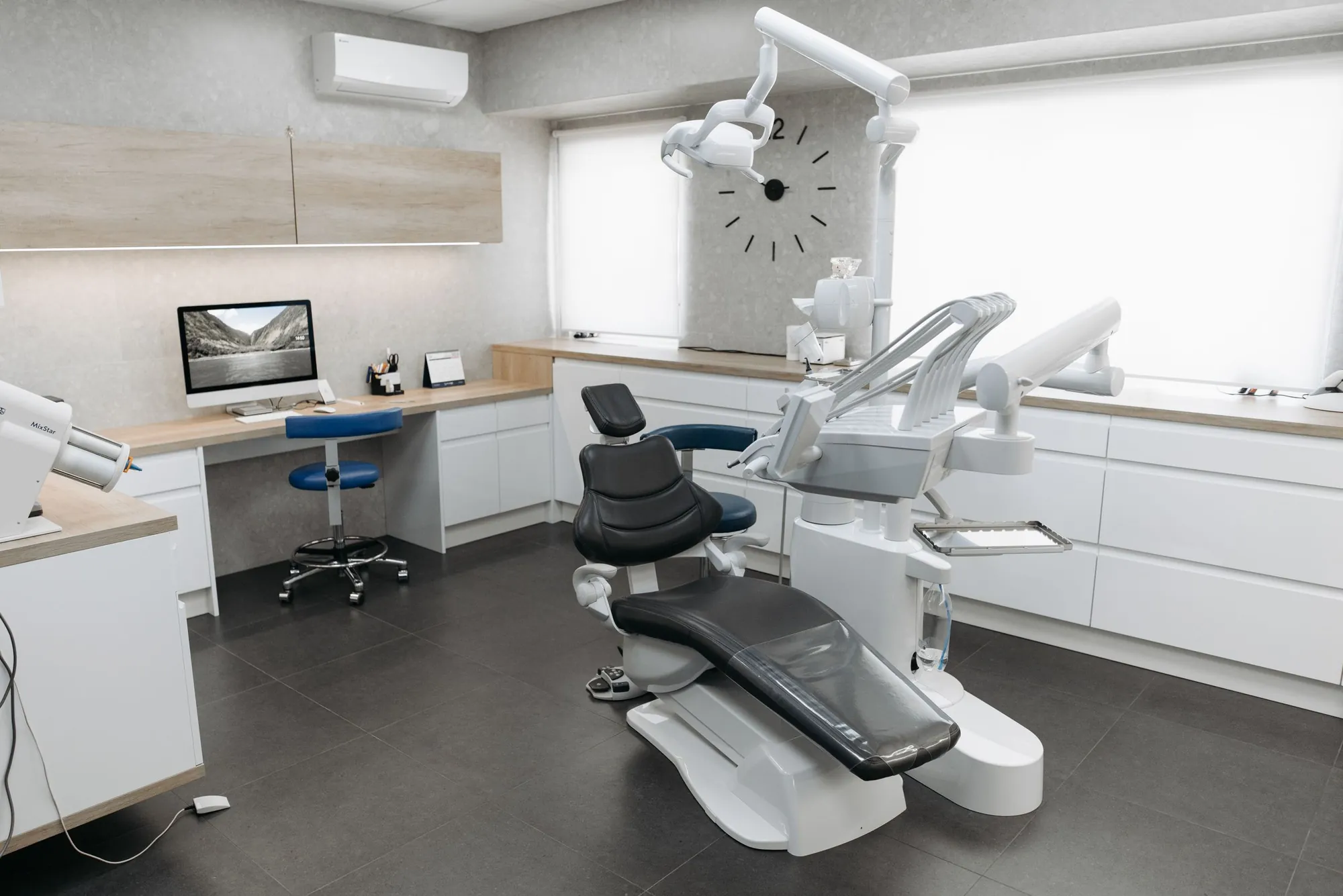 Box dental moderno y luminoso de Alba